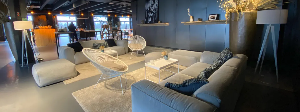 Ein Event in einer Eventlocation mit Lounge Mobiliar