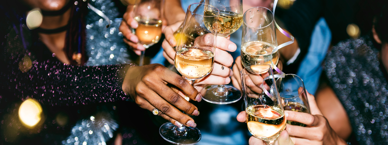 Gäste die wähend einer Feier mit Sekt anstoßen