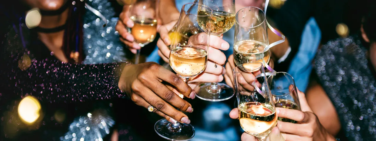 Gäste die wähend einer Feier mit Sekt anstoßen