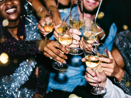 Gäste die wähend einer Feier mit Sekt anstoßen