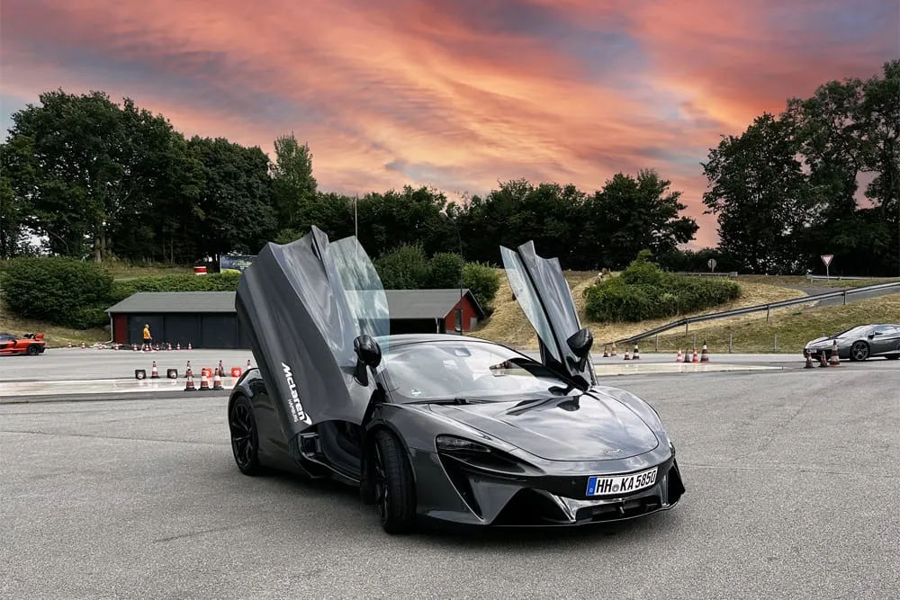 Ein McLaren Artura auf der Rennstrecke