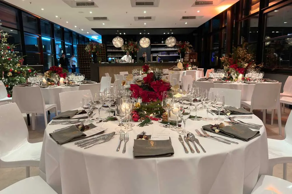 Gedeckter Banketttisch in einer Eventlocation bei einem Firmenevent