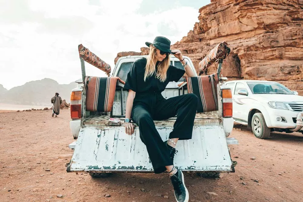 Eine Influencerin sitzt auf der Ladefläche eines Pickup.