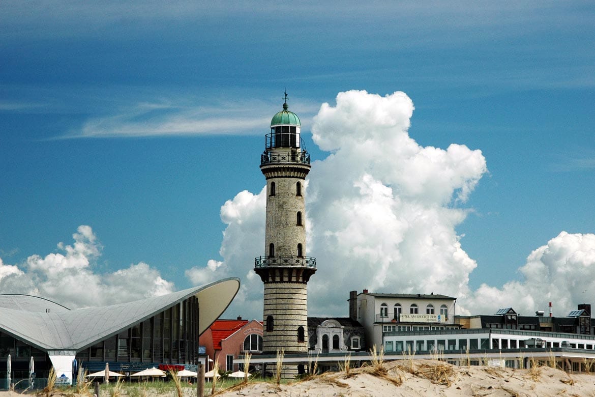 Bild vom Leuchtturm und vom Teepott in Rostock Warnempnde