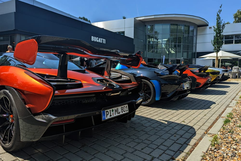 Mehrere McLaren Sportwagen vor einer Tour