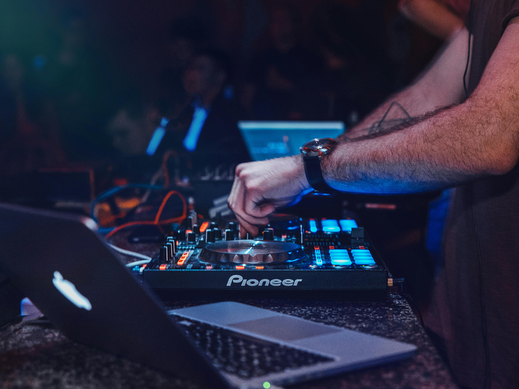 DJ mit seiner Technik auf einer Veranstaltung