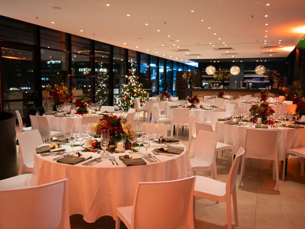Weihnachtsfeier mit gedeckten Tischen im elbdeck Hamburg