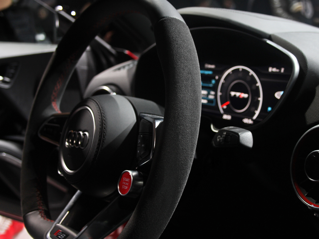 Cockpit von einem Audi Sportwagen