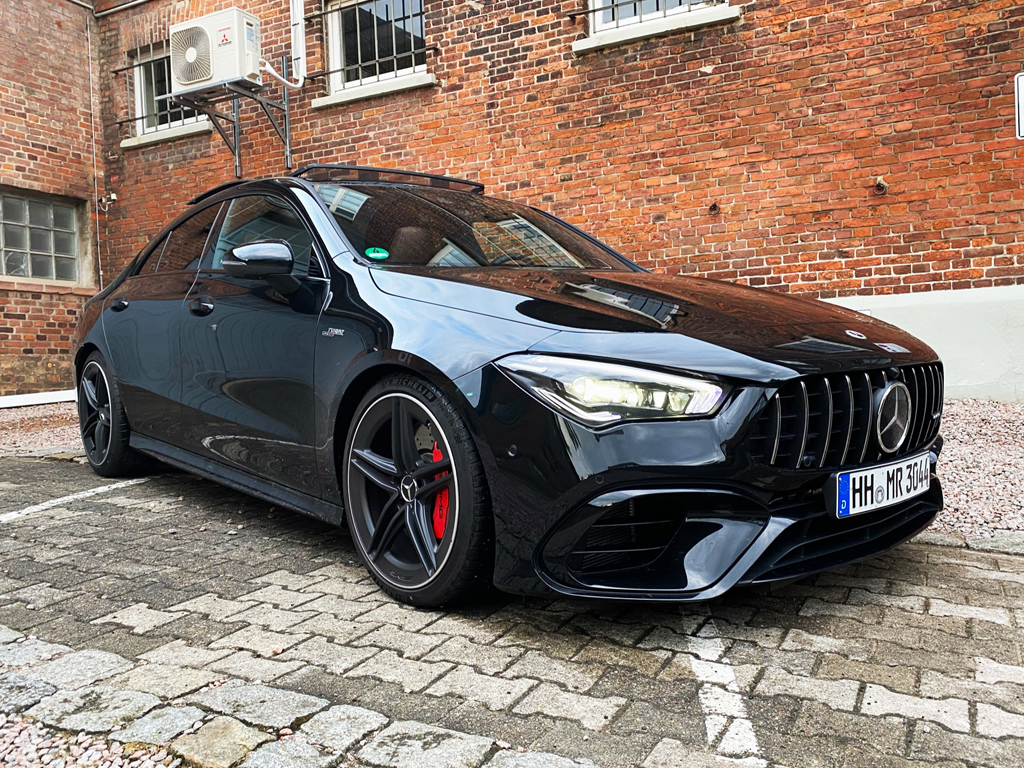 Mercedes AMG CLA 45 S vor einem Backsteingebäude