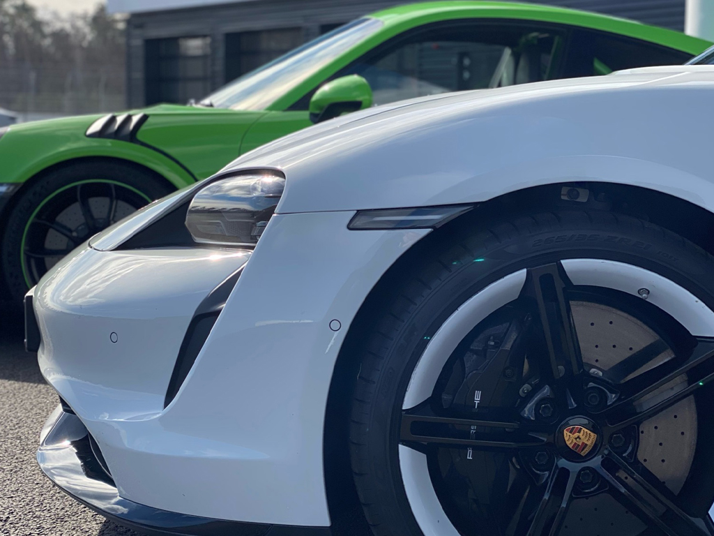 Weißer Porsche Taycan in Nahaufnahme