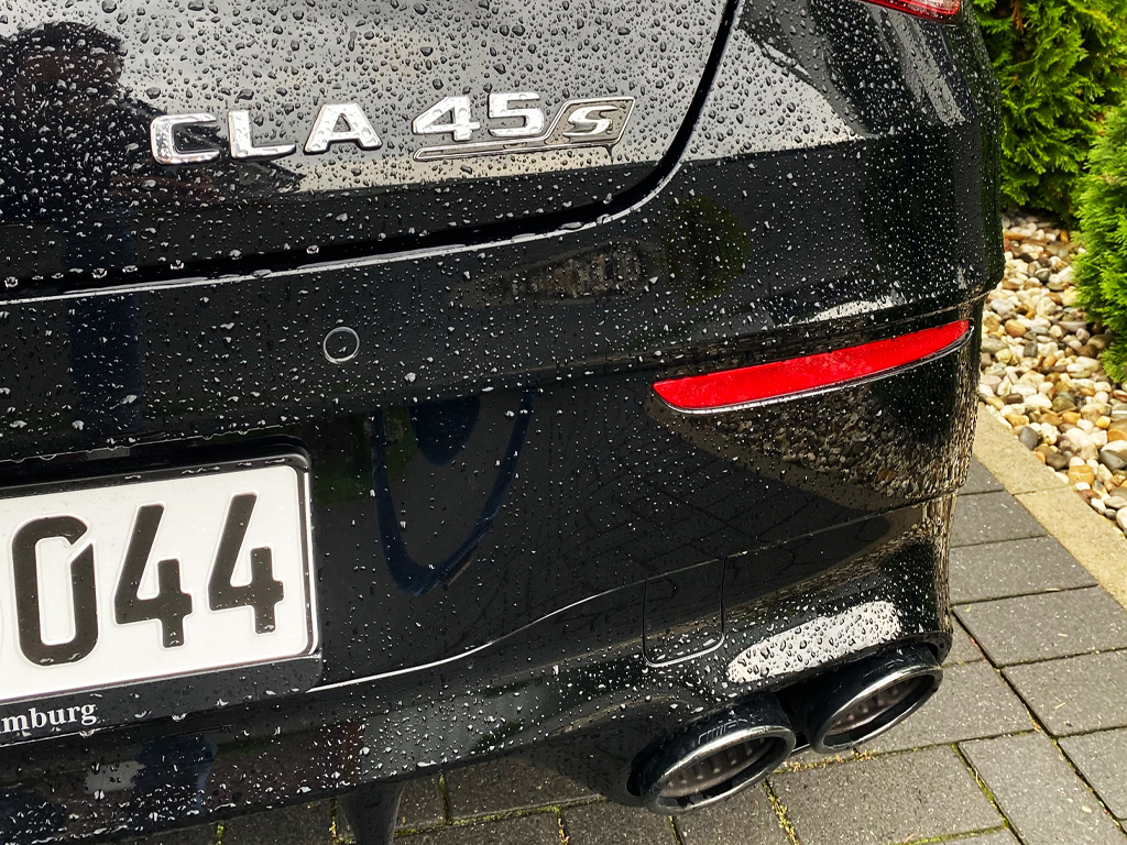 Regentropfen auf dem Heck eine Mercedes AMG CLA45 S
