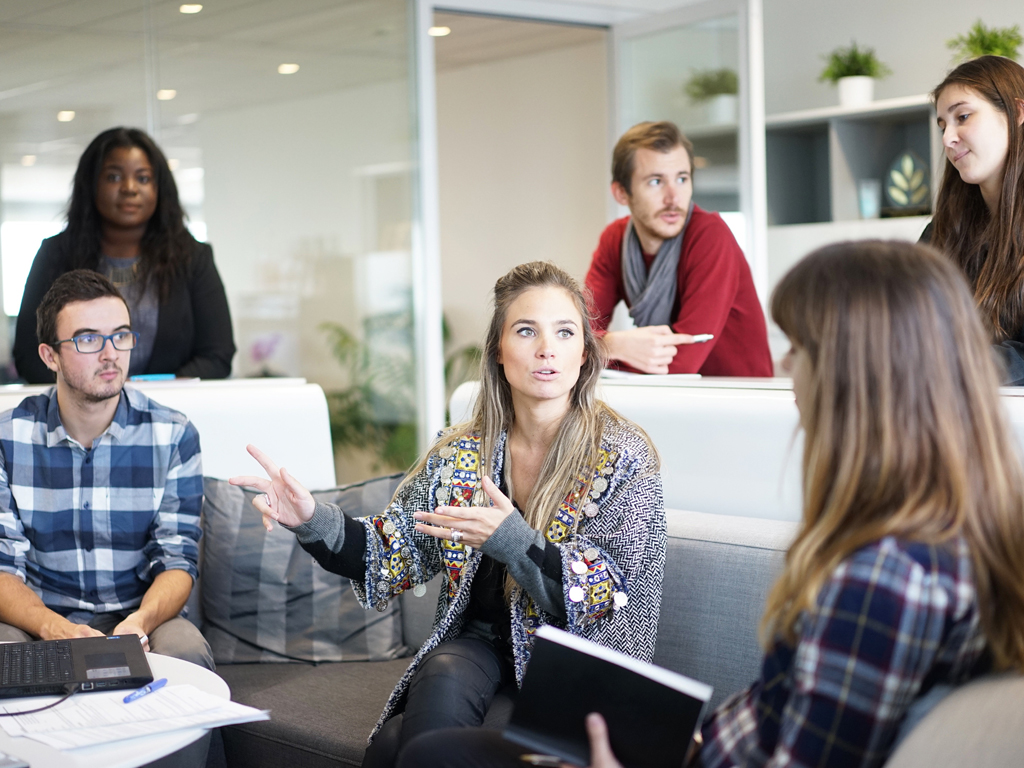 Teammeeting im Büro zur Ideensammlung für Veranstaltungskonzepte
