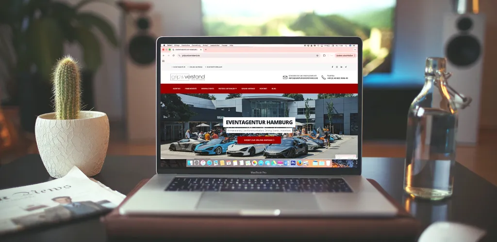 Bild von einem Laptop auf dem Schreibtisch und geöffneter Webseite