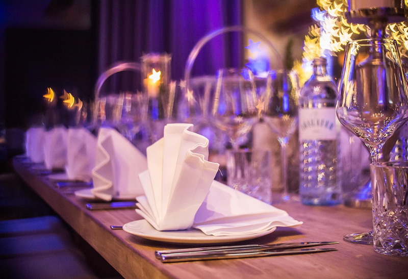 Nahaufnahme von einem gedeckten Tisch bei einer Weihnachtsfeiern