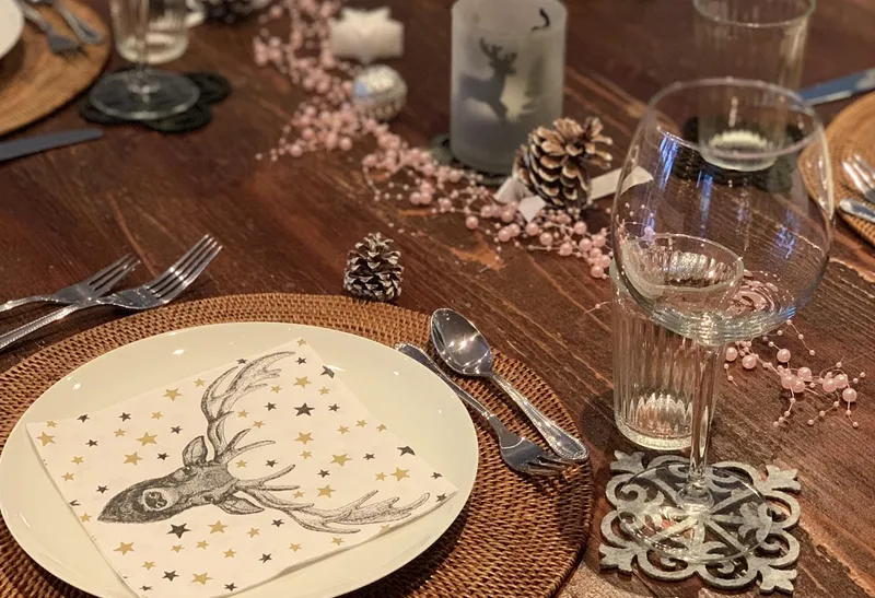 Weihnachtliche Dekoration auf dem Tisch, mit Servietten und Kerzen
