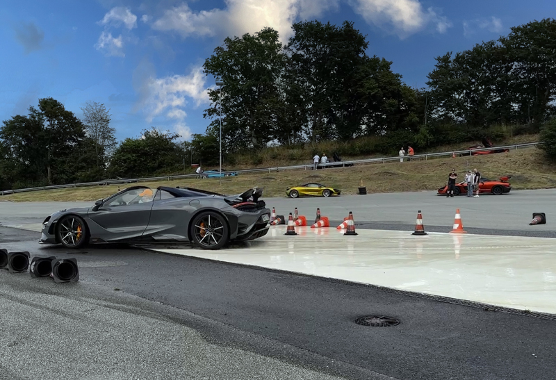 Grauer McLaren beim Driving Event auf der Gleitfläche