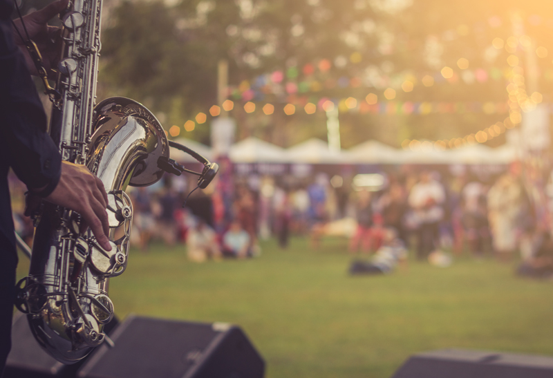 Saxophonspieler auf einem Sommerfest