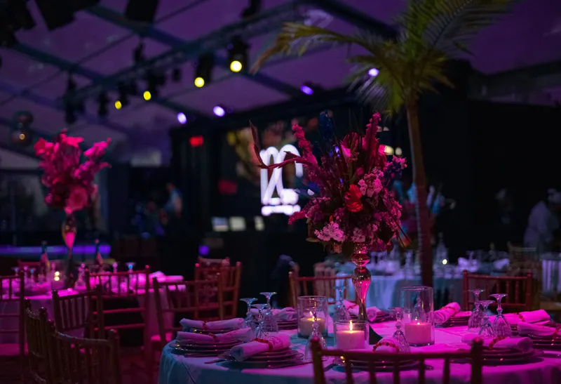 Ein gedeckter Tisch bei einer Gala-Veranstaltung mit farbiger Raumillumination